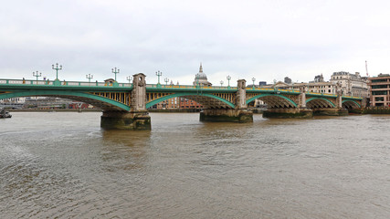 Fototapeta na wymiar Southwark Bridge London