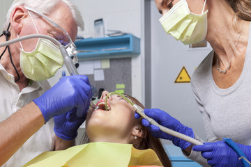 Zahnärztliche Behandlung einer jungen Patientin
