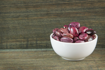 Pinto beans in the bowl. (Phaseolus vulgaris)