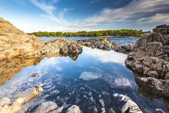 K&uuml;ste an der Adria mit Felsen und Wasserspiegelung