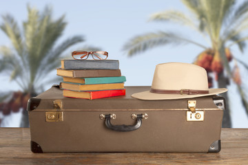 seyahat hazırlığı eski valiz ve eşyalar © izzetugutmen