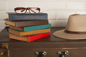 seyahat hazırlığı eski valiz ve eşyalar © izzetugutmen