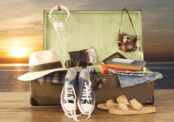 seyahat hazırlığı eski valiz ve eşyalar © izzetugutmen