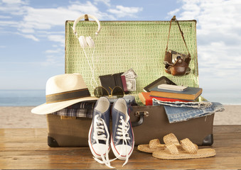 seyahat hazırlığı eski valiz ve eşyalar © izzetugutmen