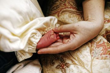 Obraz na płótnie Canvas 赤ちゃんの足とお母さんの手