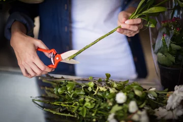 Abwaschbare Fototapete Blumenladen Floristin bereitet Blumenstrauß vor