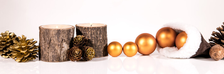 weihnachtsdekoration vor weißem hintergrund