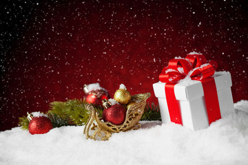 Fototapeta na wymiar Christmas gift box and decoration on snow