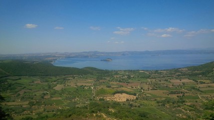 Fototapeta na wymiar veduta panoramica del lago di Bolsena