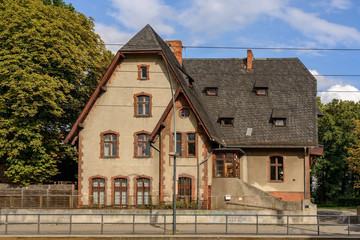 Fototapeta na wymiar Ehemaliges Pfarrhaus an der denkmalgeschützten Dorfkirche Berlin-Weißensee