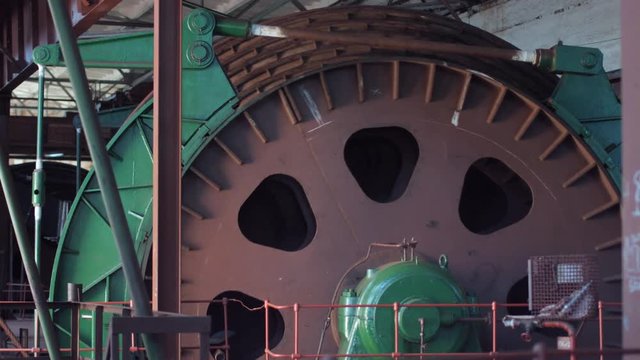 Mine lifting system big winch drum rotating
