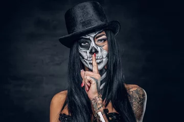 Wandaufkleber Eine Frau mit Totenkopf-Make-up. © Fxquadro