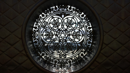 Patterned round window 