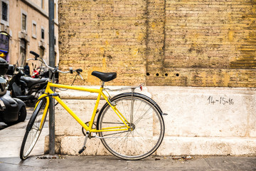 Fototapeta na wymiar urban bike standing at wall