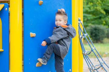 kind klettert an einer kletterwand