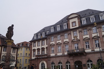 Fototapeta na wymiar Marktplatz Heidelberg: Rathaus und Herkulesbrunnen