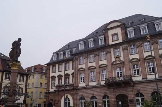 Marktplatz Heidelberg: Rathaus und Herkulesbrunnen