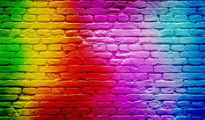 Ziegelwand mit Farbspektrum