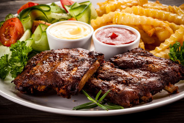 Tasty grilled ribs with vegetables 