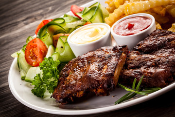Tasty grilled ribs with vegetables 