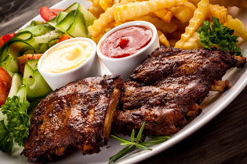 Tasty grilled ribs with vegetables 