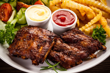 Tasty grilled ribs with vegetables 