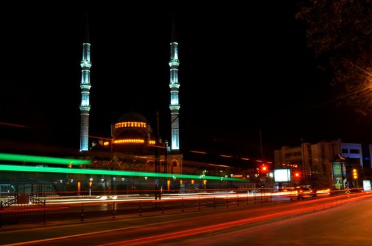 &Ccedil;ift minareli cami ve trafik