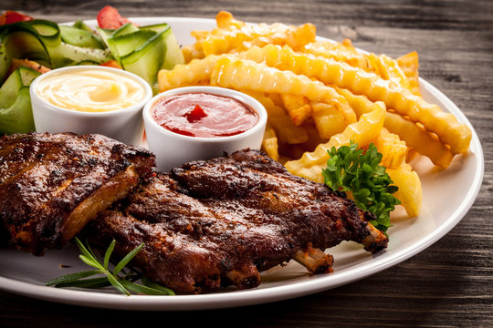 Tasty grilled ribs with vegetables 