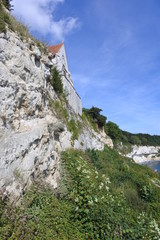 Die alte Kirche von Højerup an der Abbruchkante von Stevns Klint