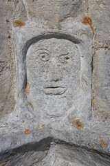 Gesicht aus Stein im Kreuzgewölbe der alten Kirche von Højerup