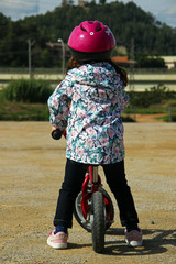 Niña aprendiendo a ir en bicicleta