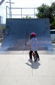 Ni&ntilde;a aprendiendo a ir en bicicleta