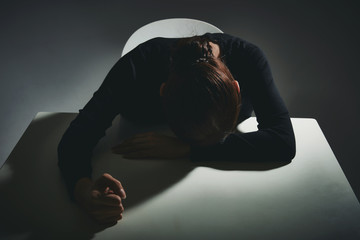 落込む女性