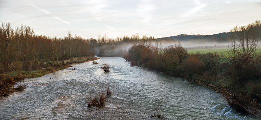Paisaje de Rio con Neblina al Amanecer y en Invierno