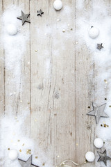 Weihnachtlicher grauer Holz Hintergrund mit Deko
