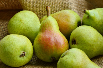 Health and Weight Loss Benefits of Pears.
Pears are one of the highest-fiber fruits and many vitamins.
