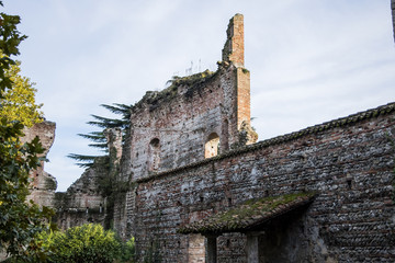 antiche rovine di un vecchio castello