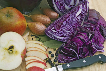 cooking red cabbage with the traditional ingredients