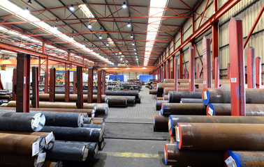 Industriehalle zur Lagerung von Stahlprodukten in der Industrie
