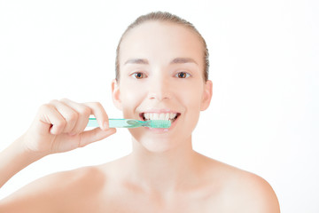 Donna si spazzola i denti con spazzolino manuale 