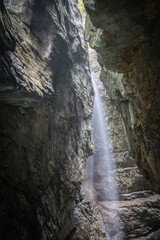 Fototapeta na wymiar Wasserfall zwischen Felswänden