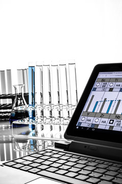 Biotechnologie und Forschung - Laptop und Reagenzgläser