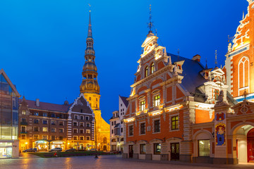 Fototapeta premium City Hall Square with House of the Blackheads and Saint Roland Statue in Old Town of Riga at night, Latvia