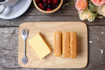Butter cake with berries