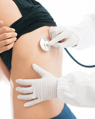 Medico ausculta schiena paziente con stetoscopio e guanti