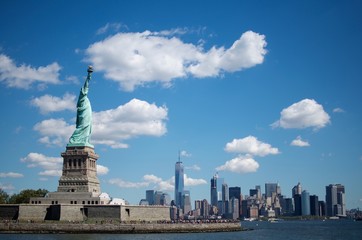 Statue of liberty and the nyc skyline - obrazy, fototapety, plakaty