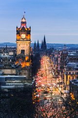 Fototapeta na wymiar Old town Edinburgh and Edinburgh castle at night, Scotland UK