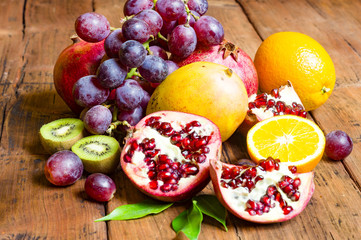 Owoce na drewnianym tle © Mike Mareen