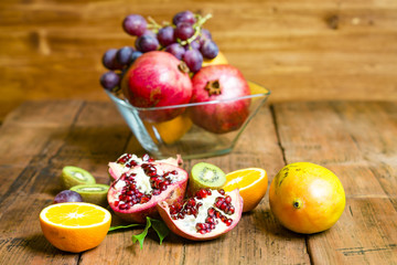 Owoce na drewnianym tle