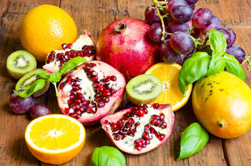 Owoce na drewnianym tle